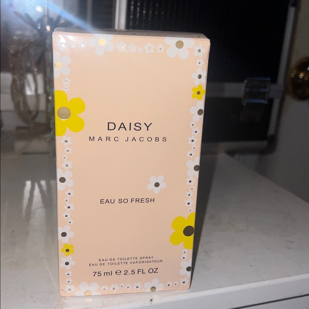 Marc Jacobs Daisy Eau So Fresh Box with Yellow and White Floral Accents